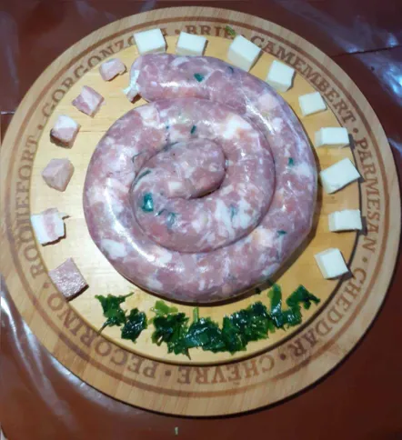 O casal vende linguiças com recheio de bacon e queijo