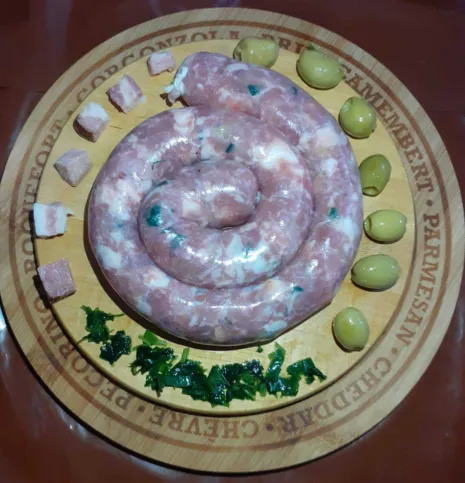 O casal vende linguiças com recheio de bacon com azeitonas 