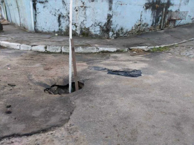 Este é o segundo buraco na rua em questão