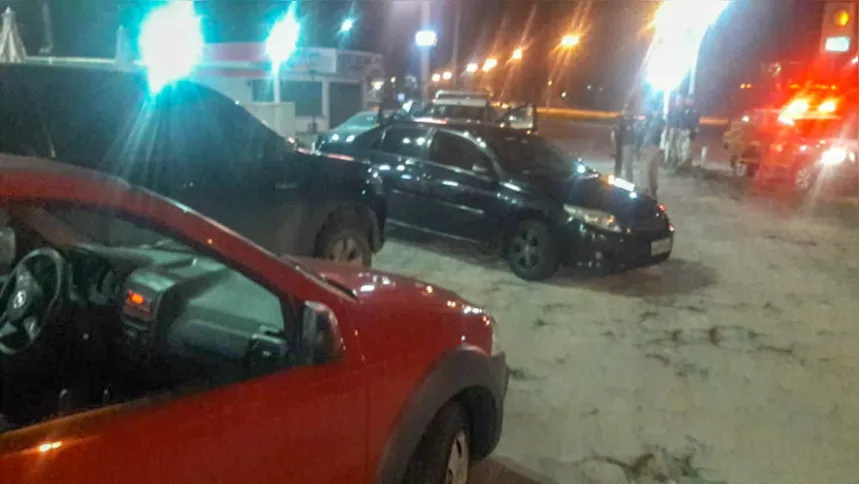 Os homens estavam conversando em um posto de combustíveis