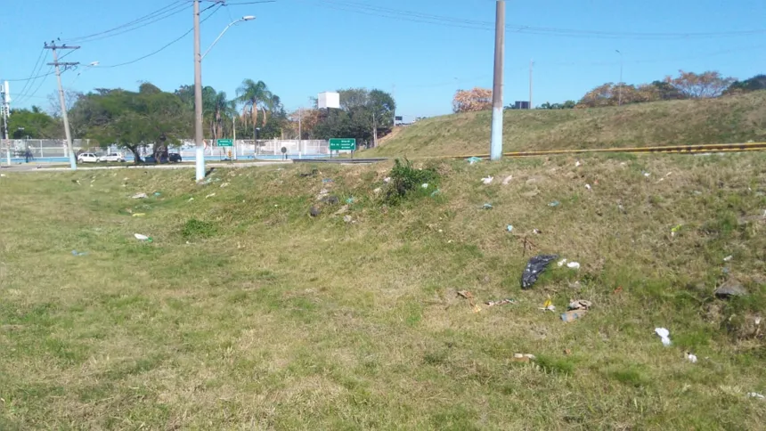 O lixo e o mal cheiro contaminam o condomínio