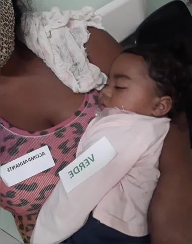 A filha de Scarlatt estava com dores na barriga e febre quando foi ao médico pela primeira vez