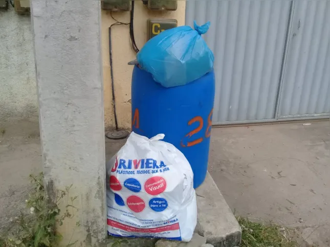 O lixo fede e incomoda no local 