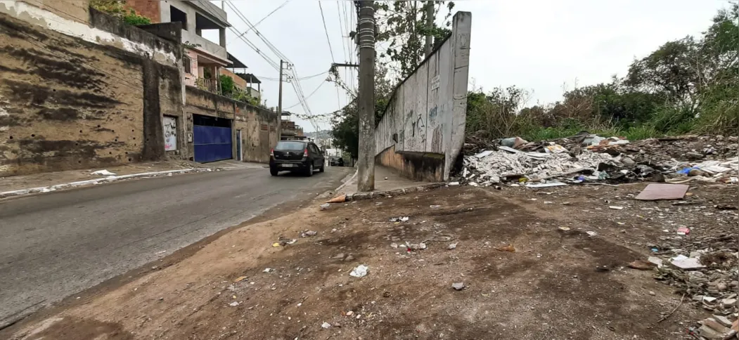 As laterais do local continuam cheias de entulho