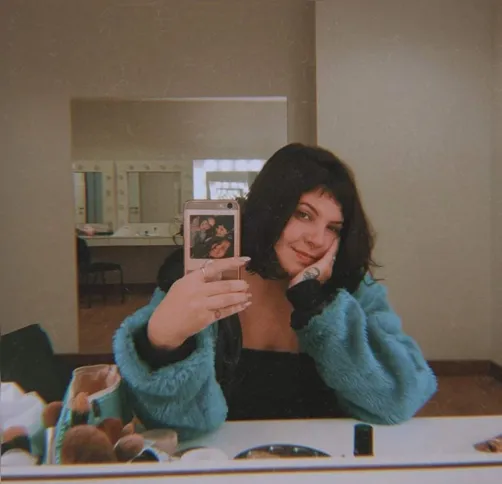 Esta era a jovem Thana, de 29 anos, antes da descoberta da lesão no cérebro. Ela é maquiadora profissional e produtora de moda