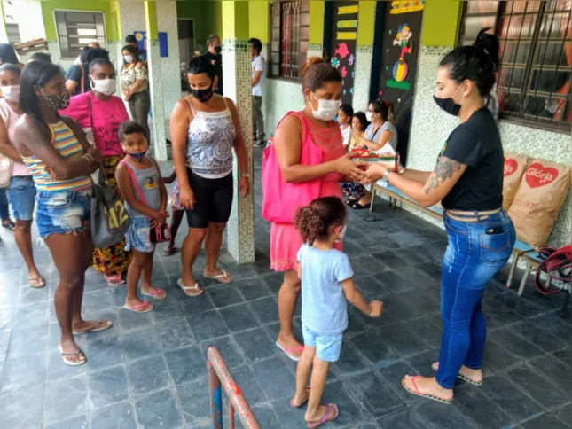 Pais aguardando a distribuição de uma cesta básica