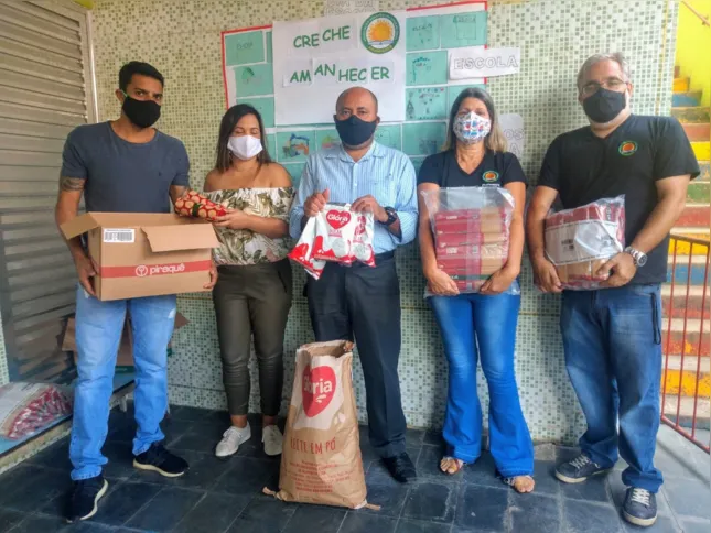 O casal de pedagogos responsáveis pela Creche Amanhecer, Fernando Silveira  e Cláudia Araújo, 55, têm conseguido manter o atendimento às crianças