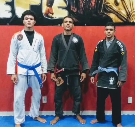 Carlos Pimentel (no meio) é o pai dos meninos (nas laterais)