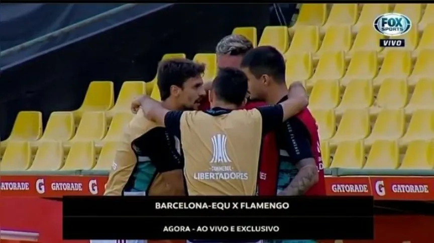 Rodrigo Caio abraçou colegas de equipe minutos antes do jogo começar