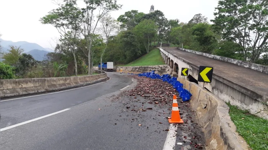 Veículo que fazia o transporte de engradado de cerveja tombou na descida da Serra das Araras, em Piraí