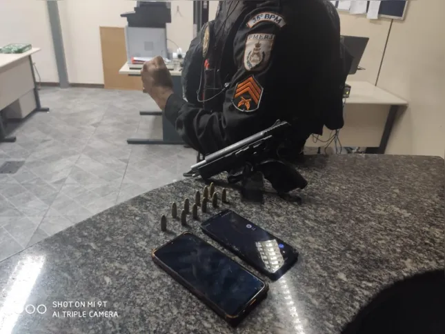 Com eles, foram apreendidas armas e munições, além de dois celulares
