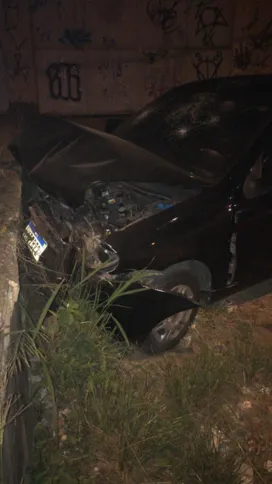 O carro colidiu com uma parede na BR-101