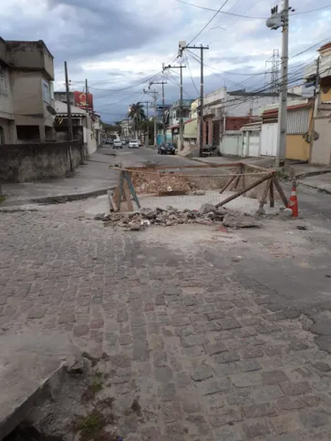 No local, ficaram os entulhos da obra em questão