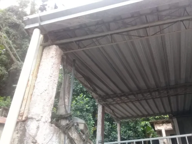 As colunas que ligam o muro ao teto estão rachadas 