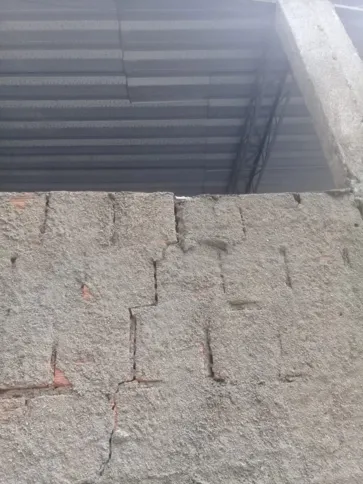 O muro da casa de Ângela está rachado