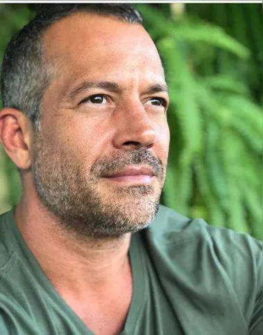 O ator tem 44 anos e diz ser "vaidoso na medida certa" 