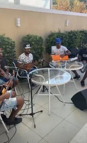 Um grupo de pagode se apresentou na festinha