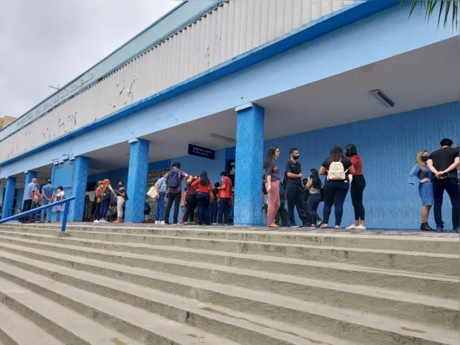 Filas se acumulam na frente da prefeitura 
