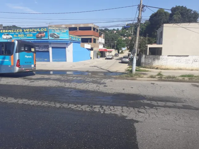 Há dois vazamentos de esgoto na localidade 