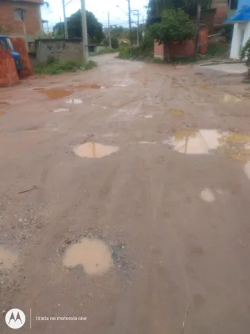 Rua tem incontáveis buracos 