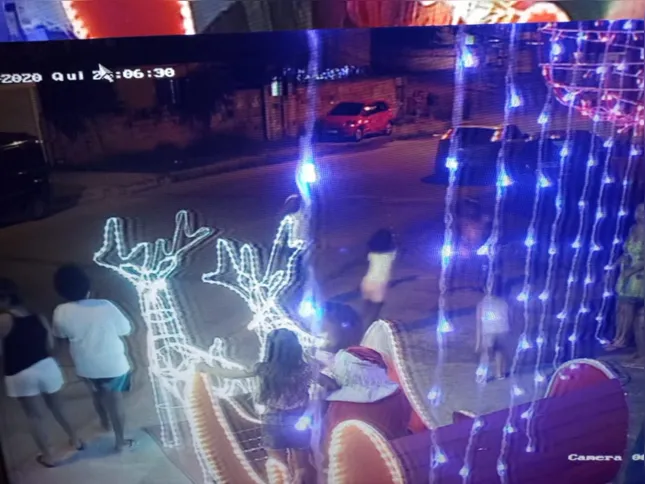 As crianças se divertem com a decoração da casa de Jane e Carlos