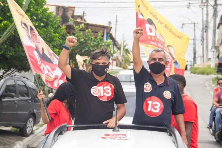 Dimas Gadelha (PT) ao lado do vice Marlos Costa (PDT)