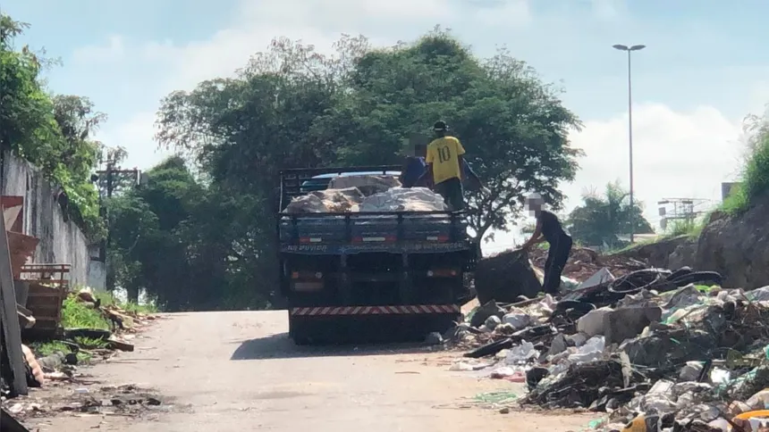 Equipe de O São Gonçalo flagrou homens em um caminhão despejando detritos no local