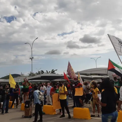 Manifestantes se reúnem em ato no Carrefour de Neves, em São Gonçalo