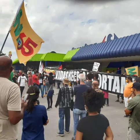 Manifestantes se reúnem em ato no Carrefour de Neves, em São Gonçalo