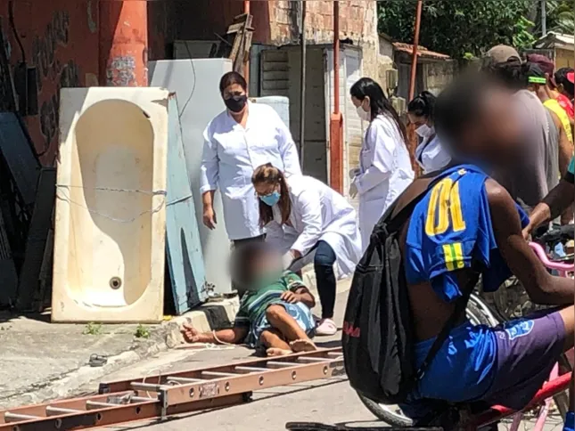 O homem estava em uma escada 