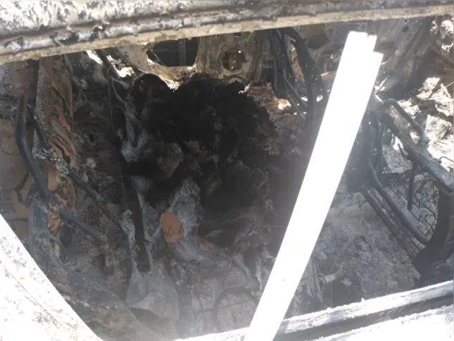 Imagem ilustrativa da imagem Corpo carbonizado é encontrado dentro de carro em Santa Isabel, São Gonçalo