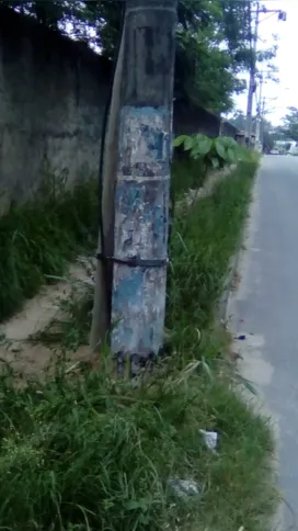 O poste antigo está escorado em uma madeira 