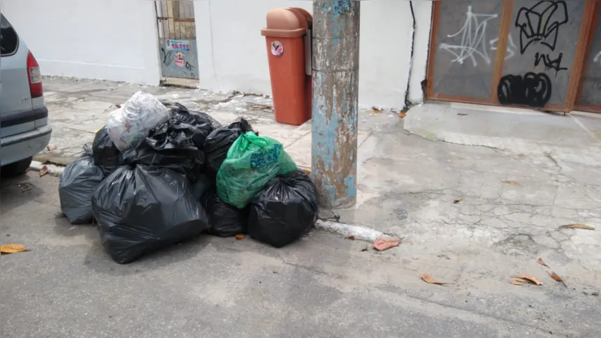 Imagem ilustrativa da imagem Moradores reclamam da falta de coleta de lixo em importante rua na Trindade