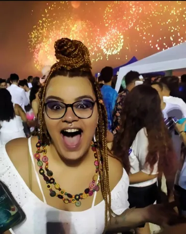 Paula mora de frente para o Ano Novo mais famoso do mundo, em Copacabana, mas este ano ela comemorá a virada de uma forma diferente