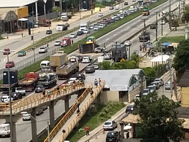 Imagem ilustrativa da imagem Caminhão atravessa pista na BR-101, altura de Itaboraí, e interdita trânsito