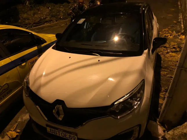 Veículo roubado, modelo Captur, de cor branca, estaria circulando com homens armados na região