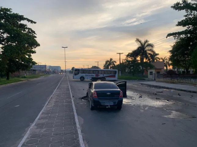 Veículo colidiu com um ônibus 