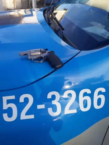 Um arma foi apreendida 