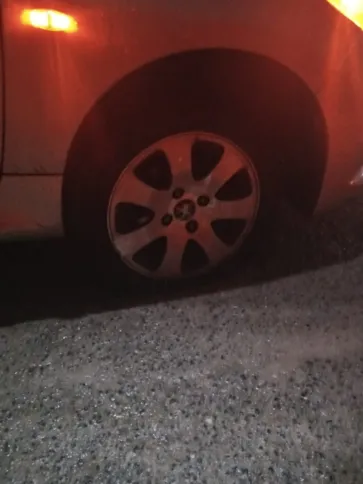 Carros furam o pneu no buraco