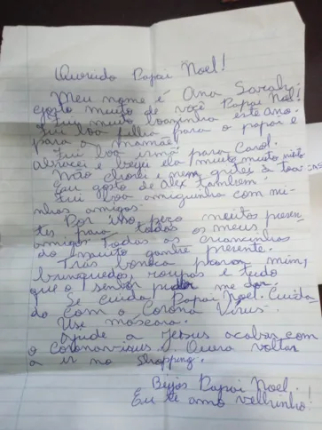 Crianças deixam cartinhas para o Papai Noel no local e emocionam o casal