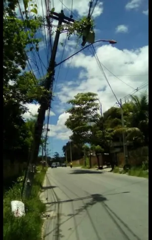 O poste estava sendo sustentado pelos fios de rede elétrica do local 