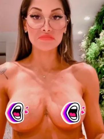 Ela ainda brincou com a situação e achou que os emojis que cobriam seus seios estavam tortos