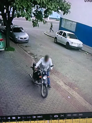 As câmeras de segurança do local mostram um homem arrastando a moto para longe do trabalho de Eudes