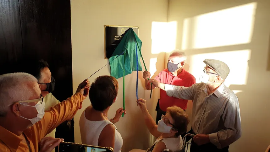 Ao lado da família Mattos e Silva, o prefeito Cláudio Chumbinho entrega obra do Museu Regional do Sal Manoel Maria Mattos