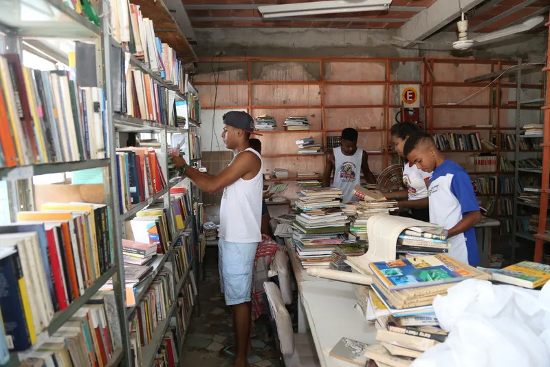 Biblioteca comunitária do Jardim Catarina busca recursos para fazer obras para melhorias