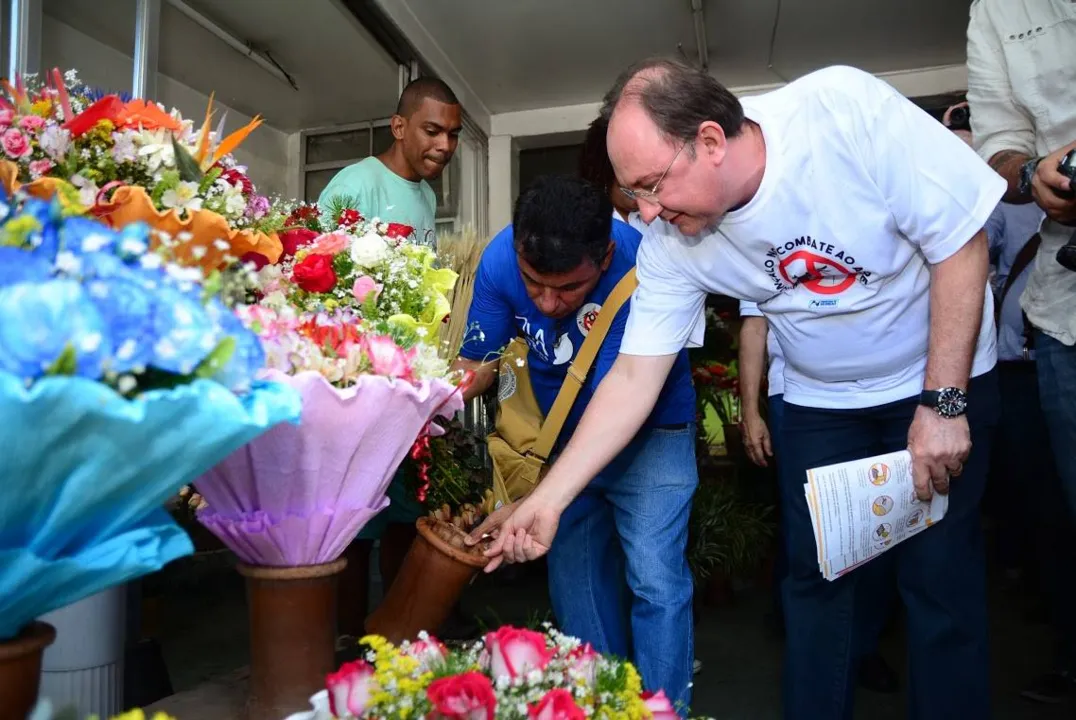Neilton orientou moradores sobre a importância de não deixar água acumulada em vasos de plantas