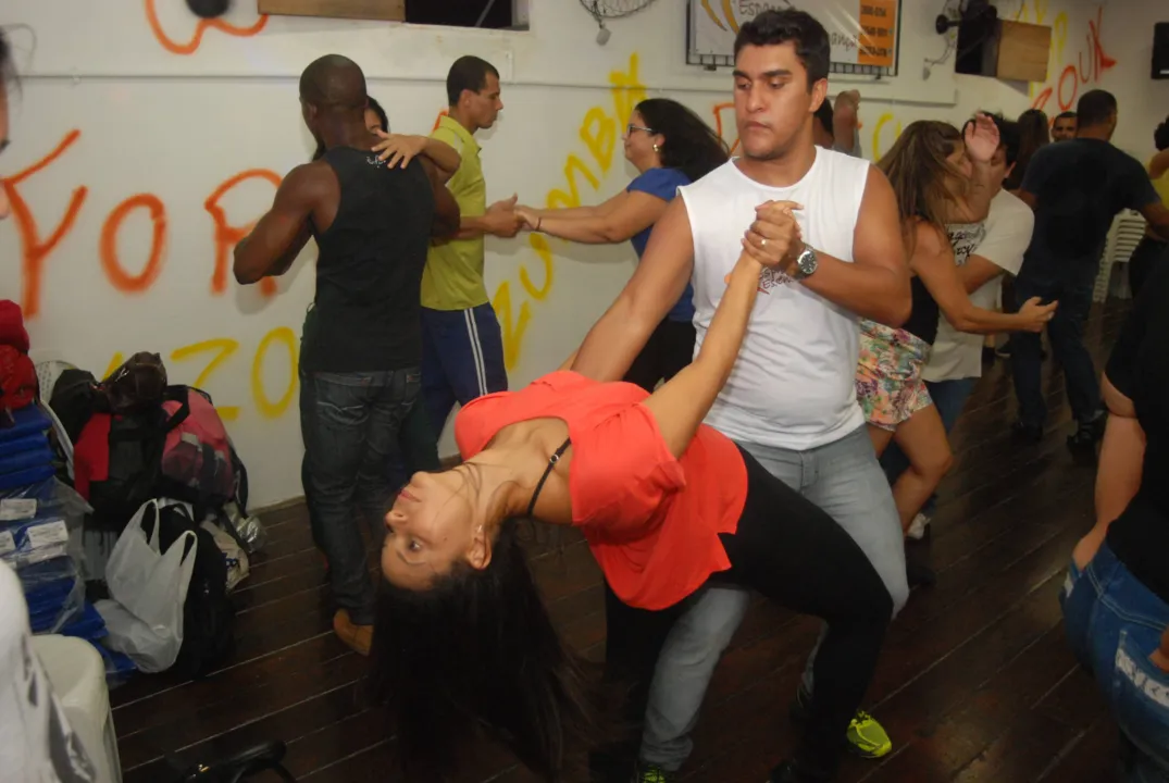 Moças e rapazes têm promovido bailes para praticar o que aprendem nas academias de dança de salão