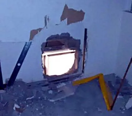 >> Bandidos fizeram um buraco na parede da instituição financeira