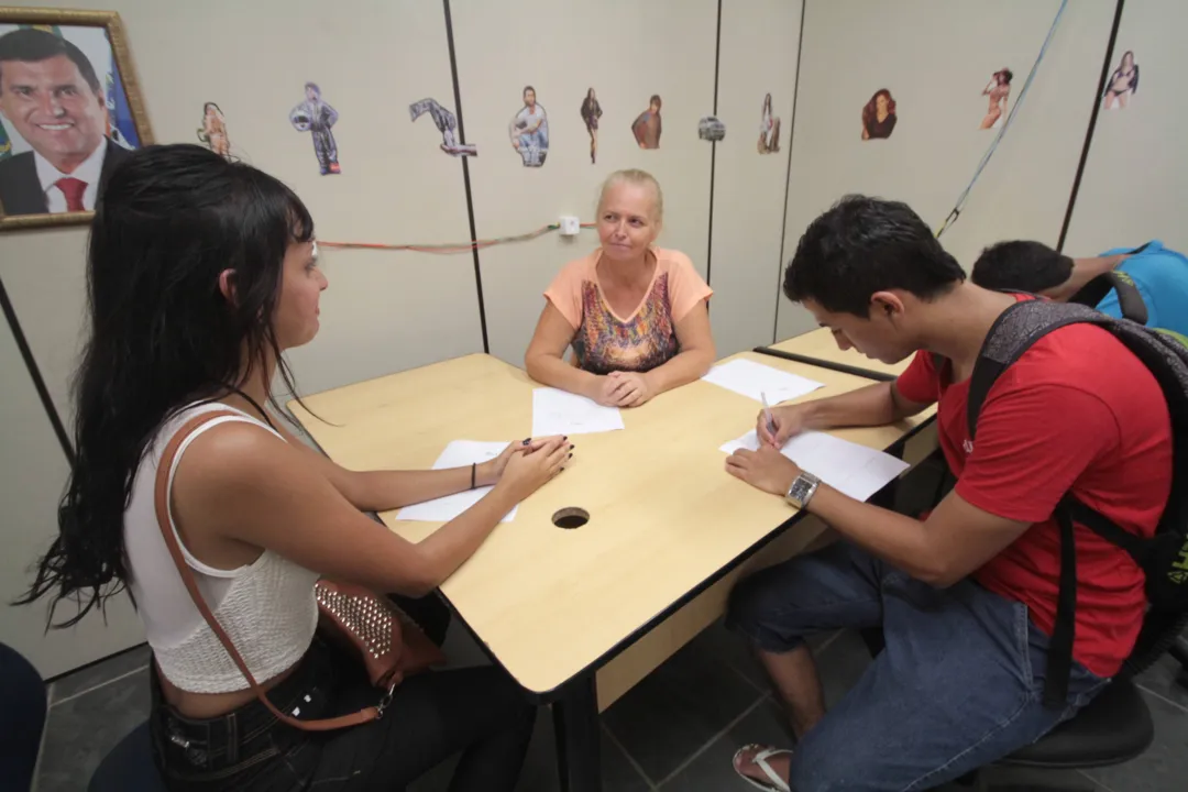 Estudantes começaram a procurar o polo de inscrição para garantir uma vaga nos coletivos
