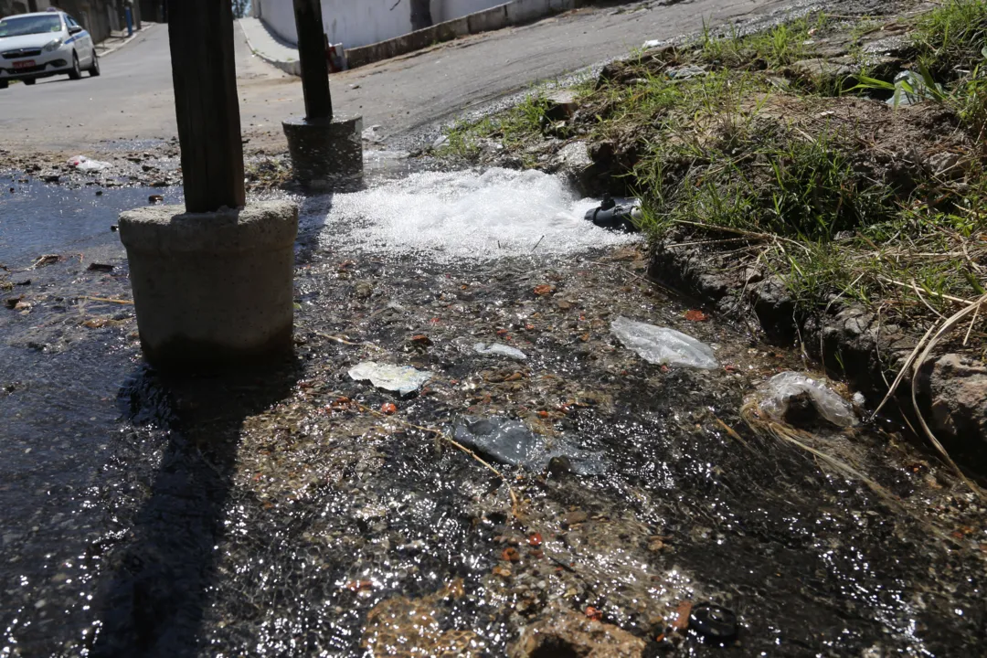 Cano estourado dicou todo o fim de semana jorrando água